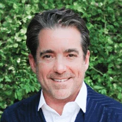 A headshot photo of Dentist Steve Hernandez